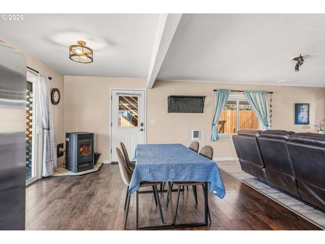 1214 MOORE St, Brookings, OR 97415
