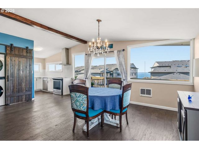 1214 MOORE St, Brookings, OR 97415