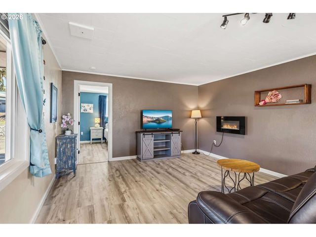 1214 MOORE St, Brookings, OR 97415