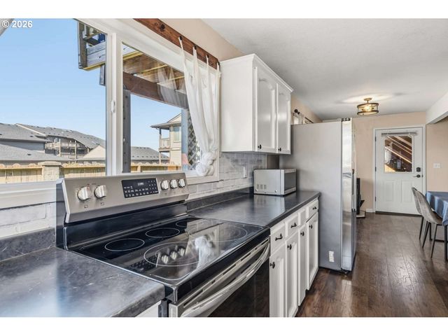 1214 MOORE St, Brookings, OR 97415