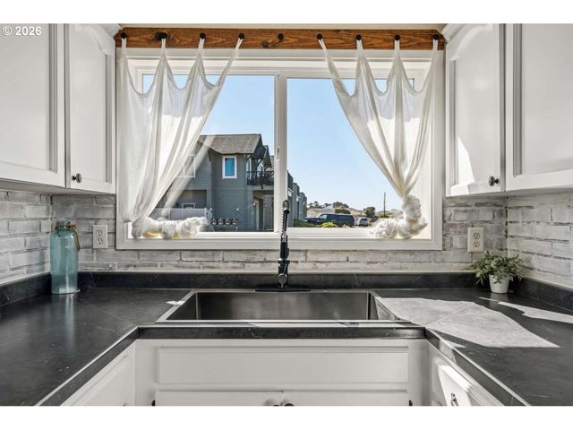 1214 MOORE St, Brookings, OR 97415