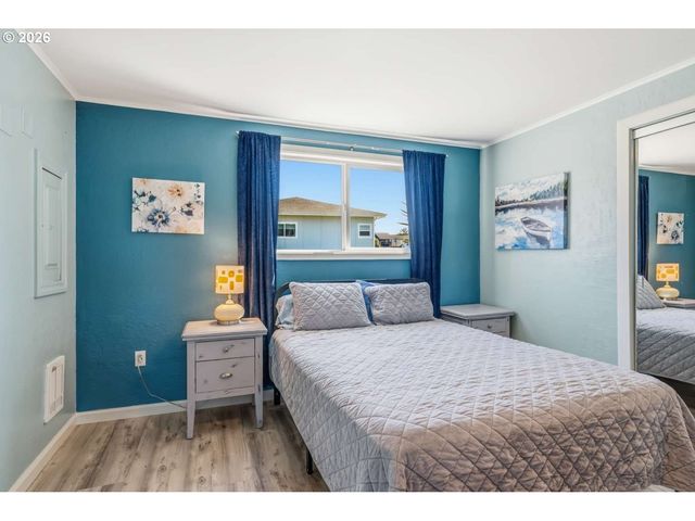1214 MOORE St, Brookings, OR 97415