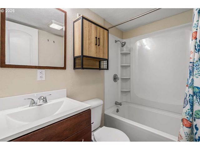 1214 MOORE St, Brookings, OR 97415