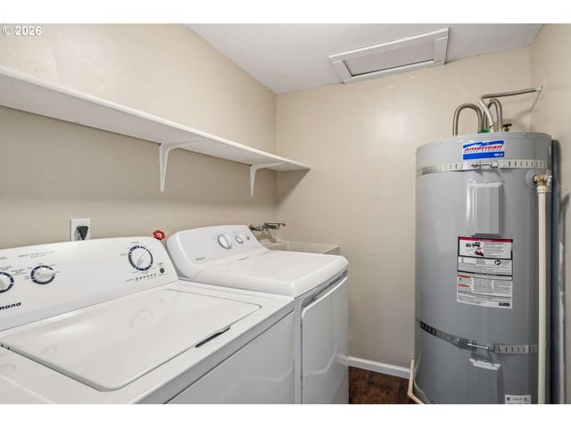 1214 MOORE St, Brookings, OR 97415