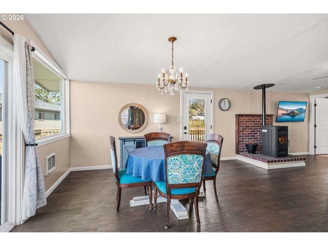 1214 MOORE St, Brookings, OR 97415