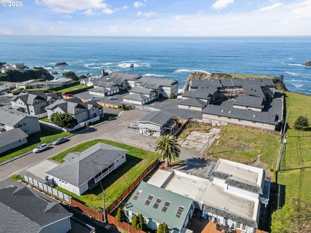 1214 MOORE St, Brookings, OR 97415