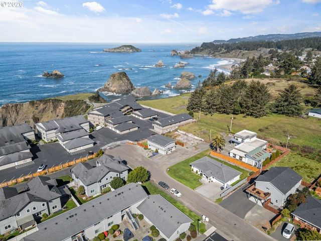1214 MOORE St, Brookings, OR 97415