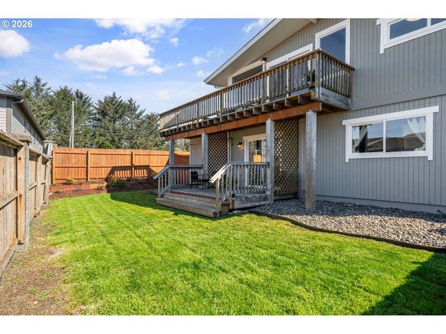1214 MOORE St, Brookings, OR 97415