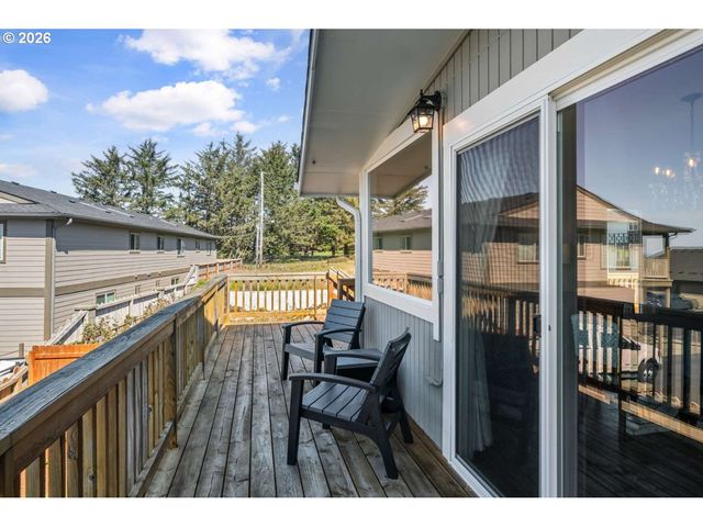 1214 MOORE St, Brookings, OR 97415