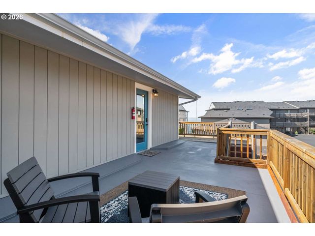 1214 MOORE St, Brookings, OR 97415