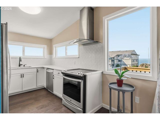 1214 MOORE St, Brookings, OR 97415