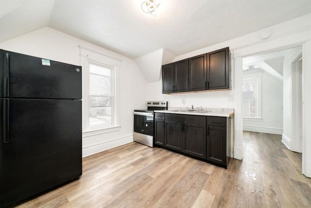 906 S 5th Street, Rockford, IL 61104