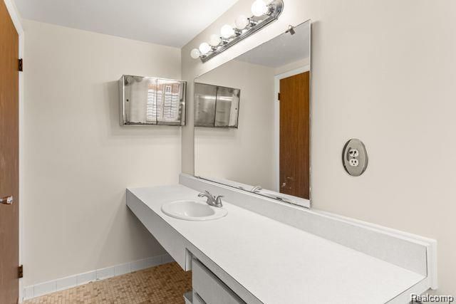 25316 Shiawassee Circle 104, Southfield, MI 48033