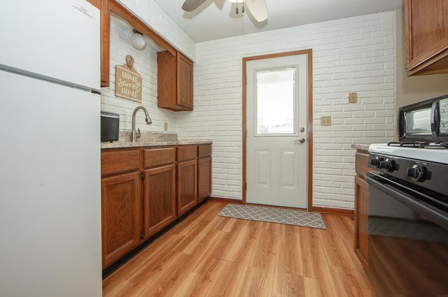 1124 Oleson Road, Waterloo, IA 50702