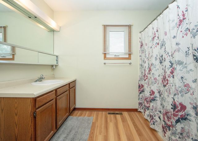 1124 Oleson Road, Waterloo, IA 50702