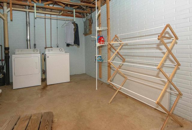 1124 Oleson Road, Waterloo, IA 50702