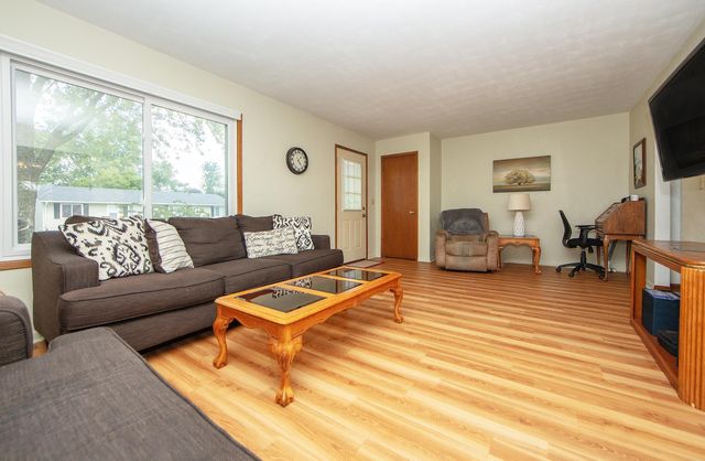 1124 Oleson Road, Waterloo, IA 50702