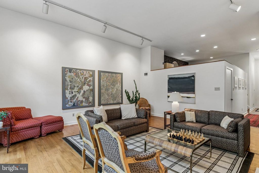 2030 MOUNT VERNON ST, PHILADELPHIA, PA 19130 — photo 3