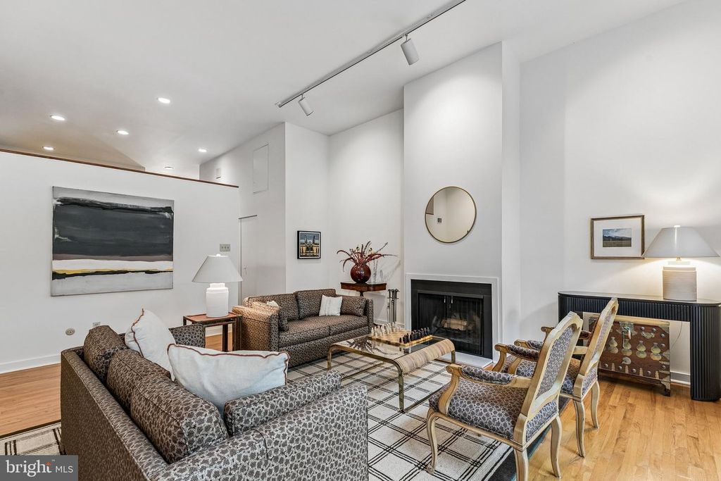 2030 MOUNT VERNON ST, PHILADELPHIA, PA 19130 — photo 4