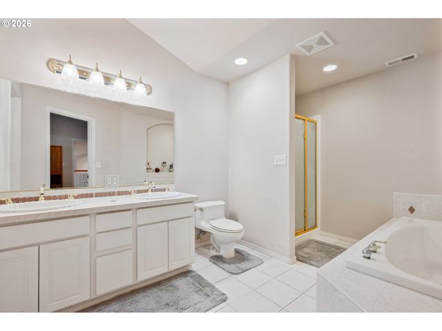 214 ST JAMES Ct, Longview, WA 98632