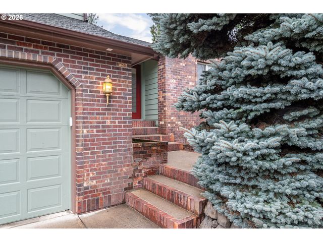 214 ST JAMES Ct, Longview, WA 98632