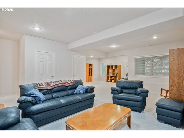 214 ST JAMES Ct, Longview, WA 98632