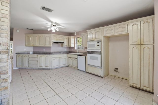 166 Turkey RUN, Meadowlakes, TX 78654