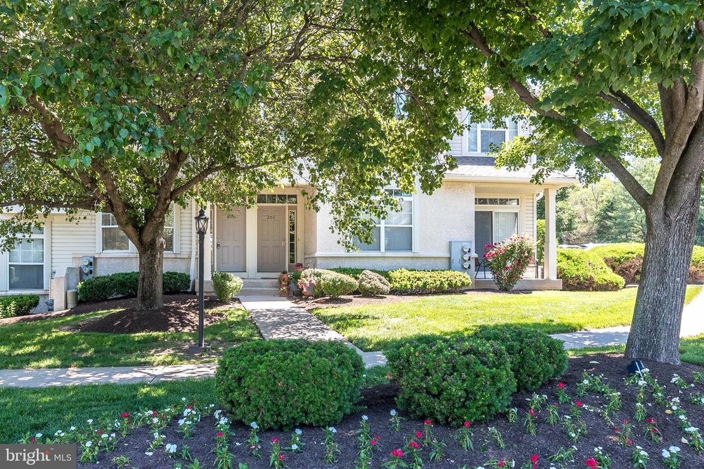 203 DRESHER WOODS DR, Dresher, PA 19025