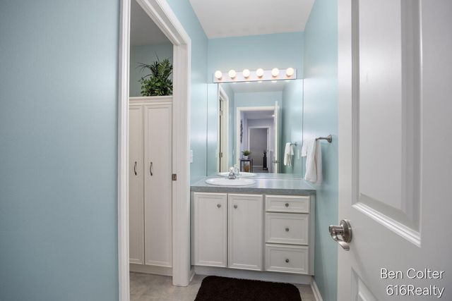 5408 Fieldstone Drive SW, Wyoming, MI 49418