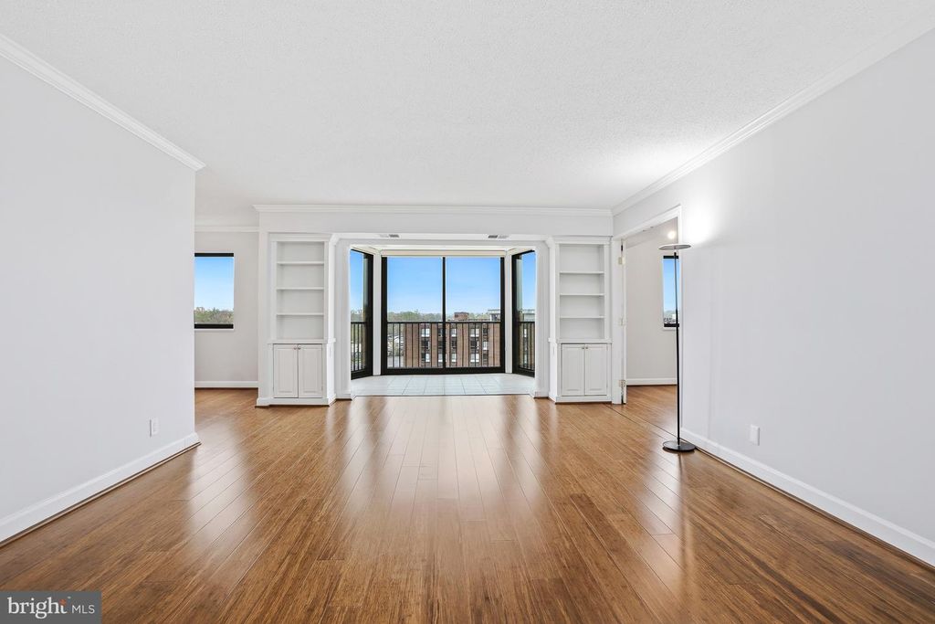 Image 1 of property listing at 5904 MOUNT EAGLE DR #718, Alexandria, VA 22303