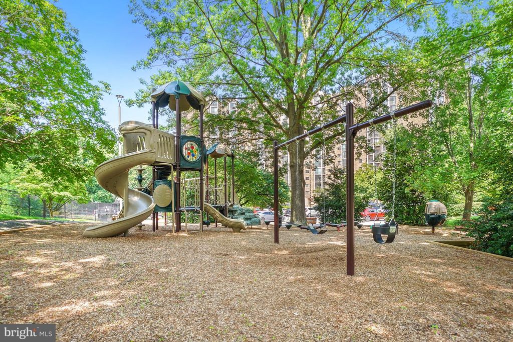 Image 100 of property listing at 5904 MOUNT EAGLE DR #718, Alexandria, VA 22303
