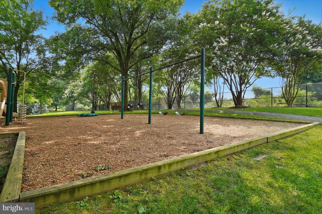 Image 102 of property listing at 5904 MOUNT EAGLE DR #718, Alexandria, VA 22303