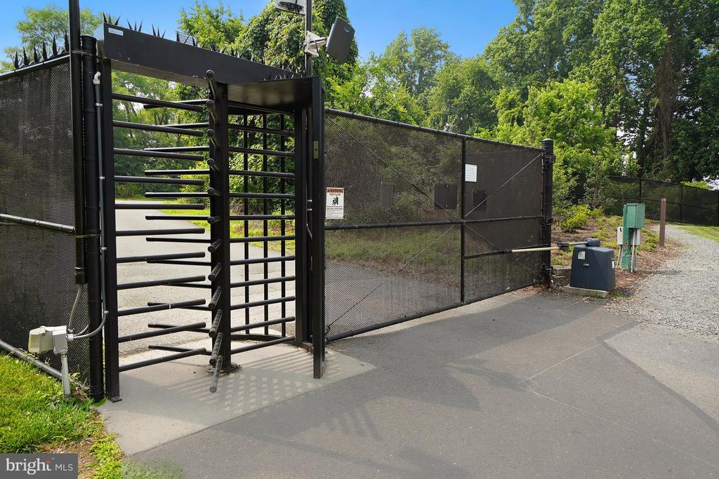 Image 105 of property listing at 5904 MOUNT EAGLE DR #718, Alexandria, VA 22303