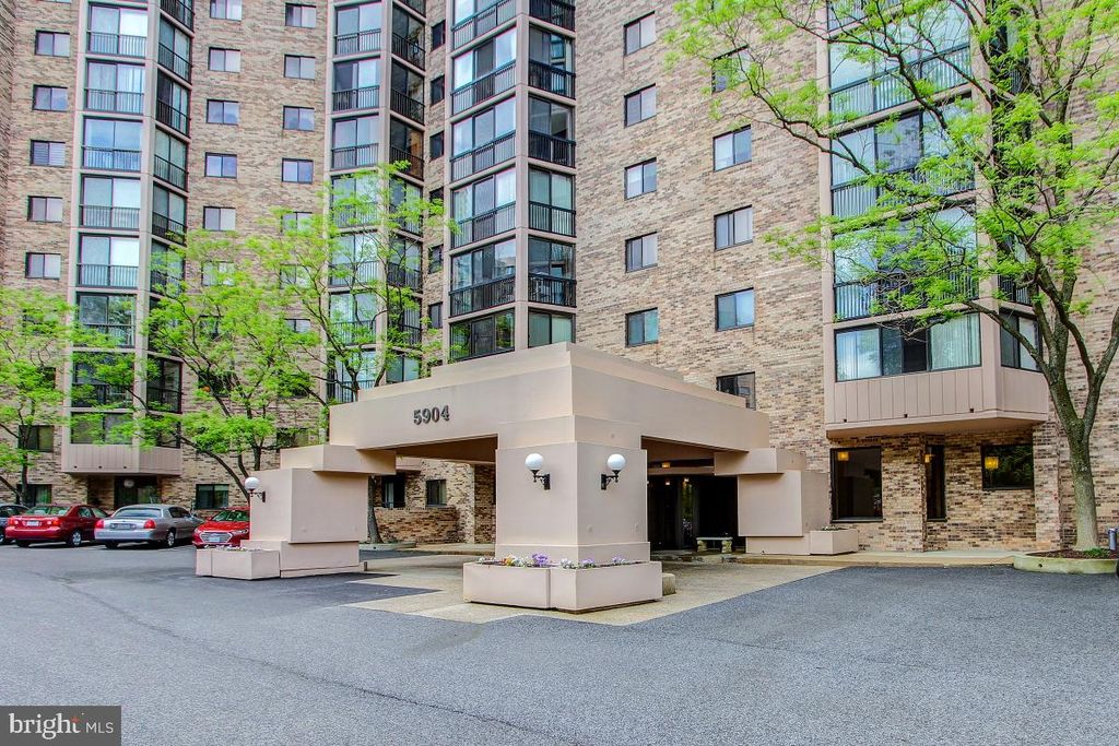 Image 106 of property listing at 5904 MOUNT EAGLE DR #718, Alexandria, VA 22303