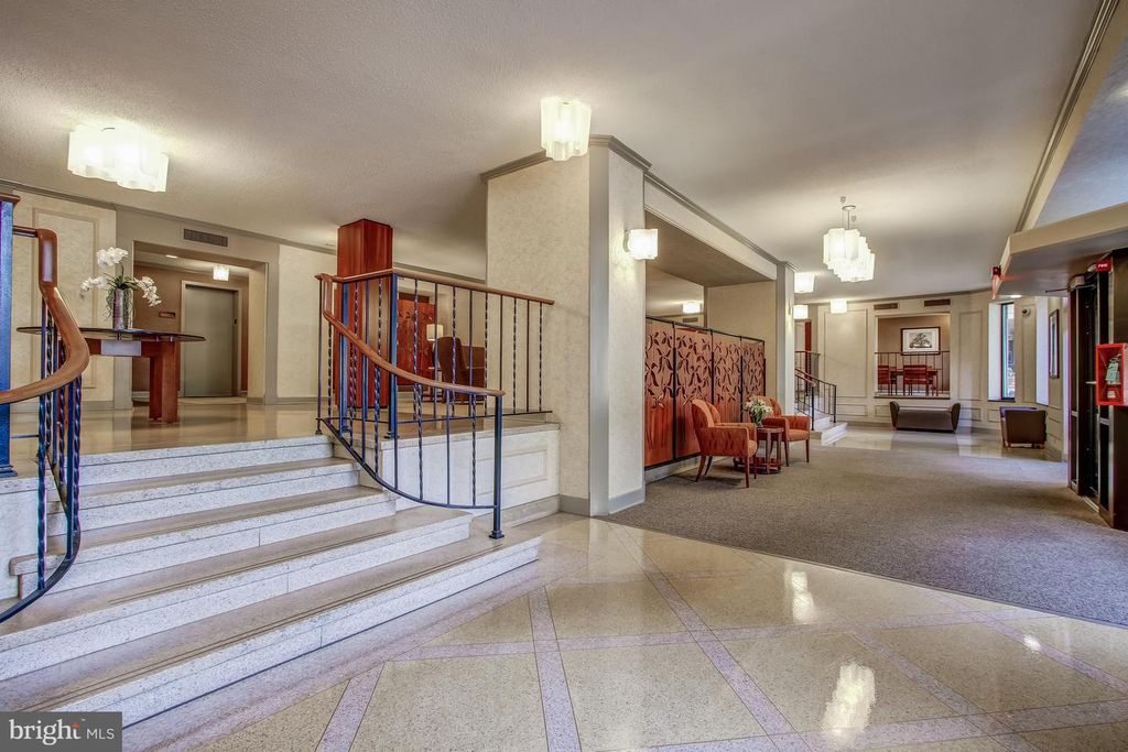 Image 107 of property listing at 5904 MOUNT EAGLE DR #718, Alexandria, VA 22303