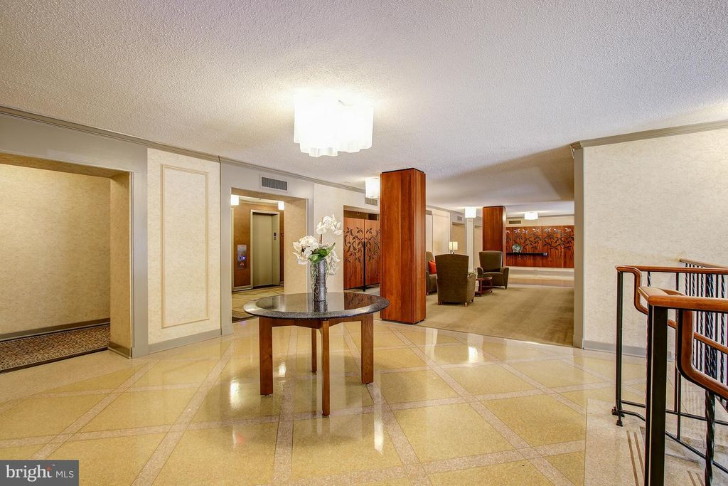 Image 109 of property listing at 5904 MOUNT EAGLE DR #718, Alexandria, VA 22303