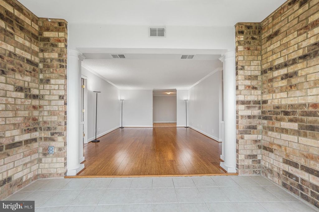 Image 12 of property listing at 5904 MOUNT EAGLE DR #718, Alexandria, VA 22303