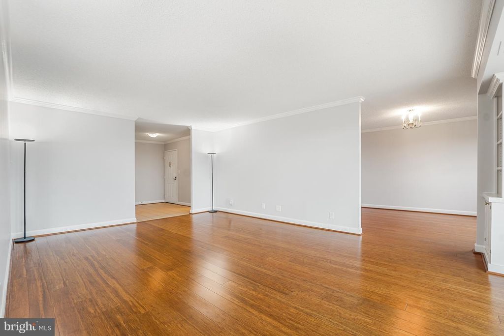 Image 13 of property listing at 5904 MOUNT EAGLE DR #718, Alexandria, VA 22303