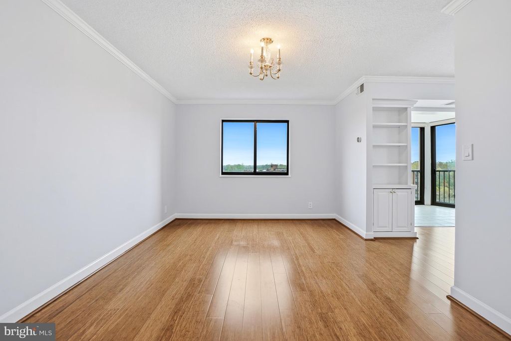 Image 15 of property listing at 5904 MOUNT EAGLE DR #718, Alexandria, VA 22303