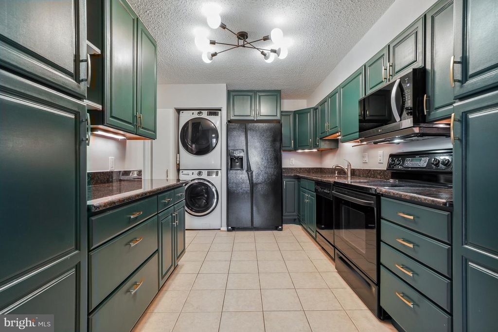 Image 17 of property listing at 5904 MOUNT EAGLE DR #718, Alexandria, VA 22303