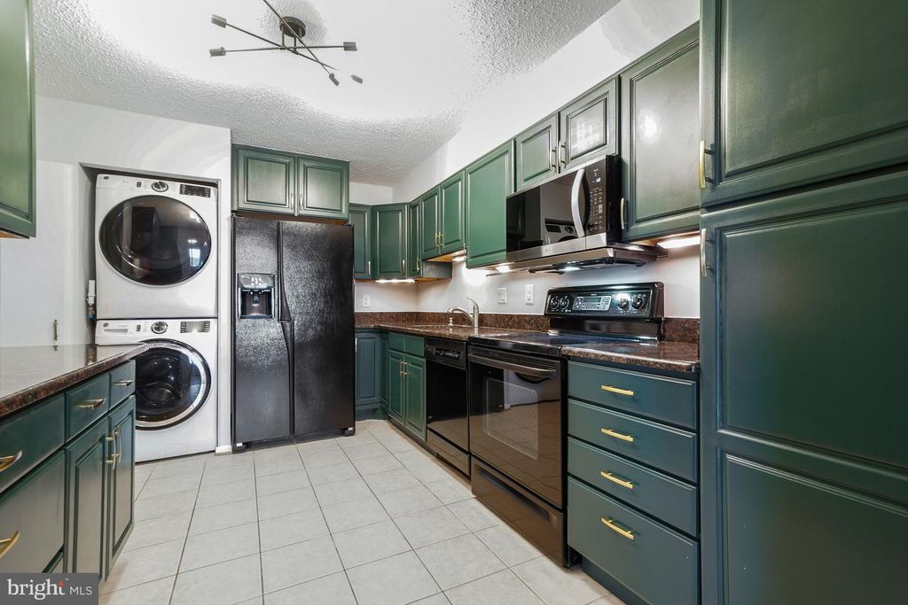 Image 18 of property listing at 5904 MOUNT EAGLE DR #718, Alexandria, VA 22303