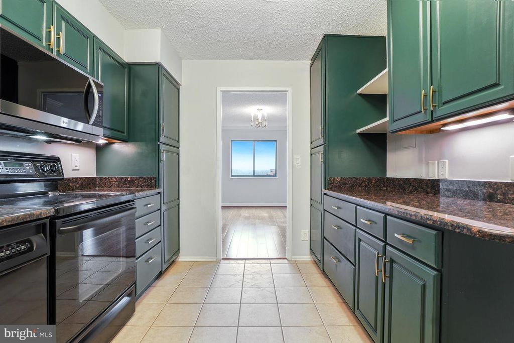 Image 20 of property listing at 5904 MOUNT EAGLE DR #718, Alexandria, VA 22303