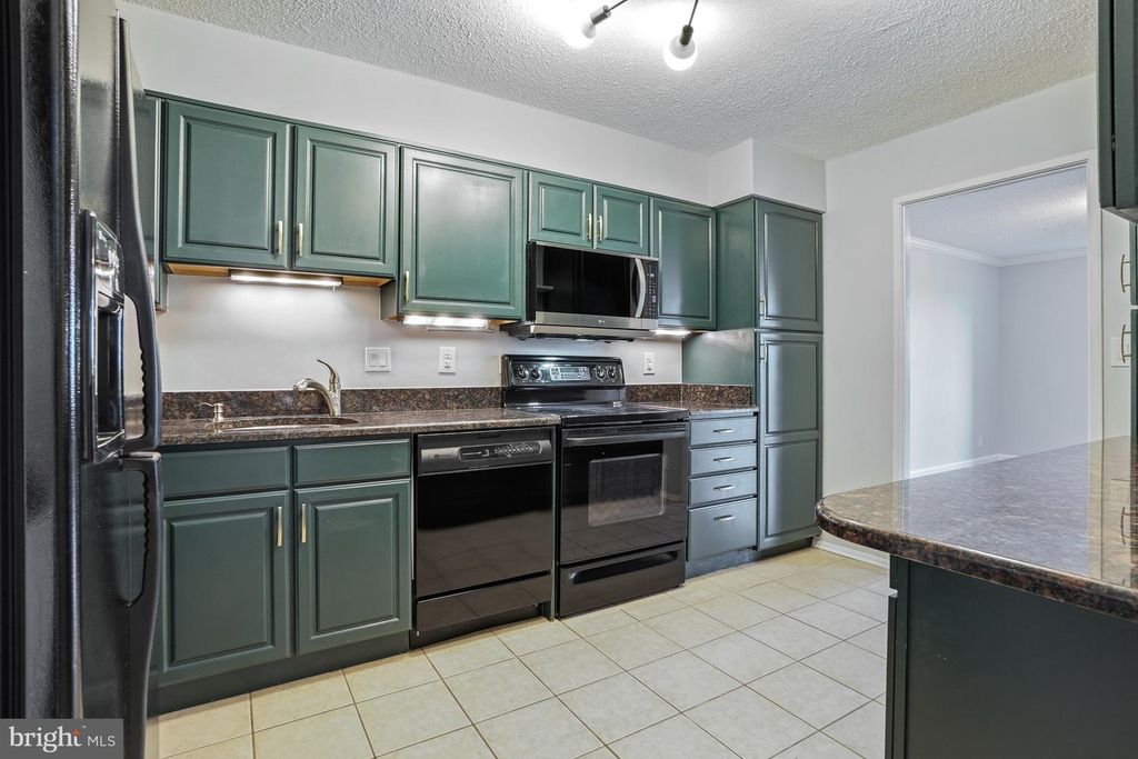 Image 21 of property listing at 5904 MOUNT EAGLE DR #718, Alexandria, VA 22303
