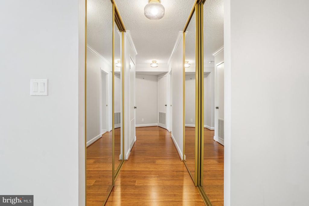 Image 22 of property listing at 5904 MOUNT EAGLE DR #718, Alexandria, VA 22303