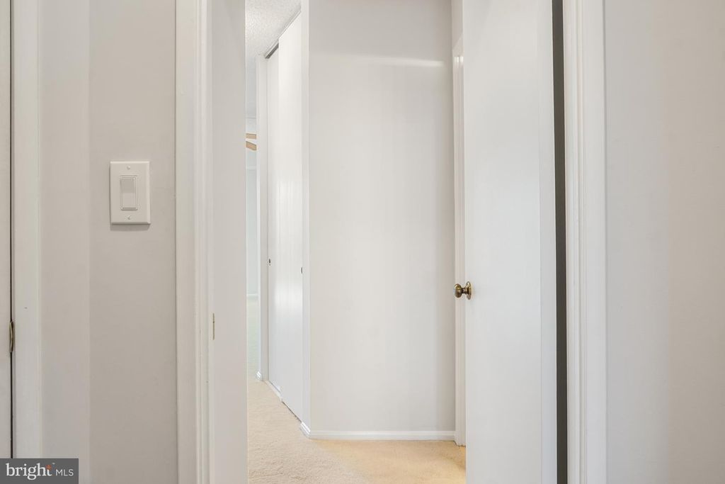 Image 23 of property listing at 5904 MOUNT EAGLE DR #718, Alexandria, VA 22303