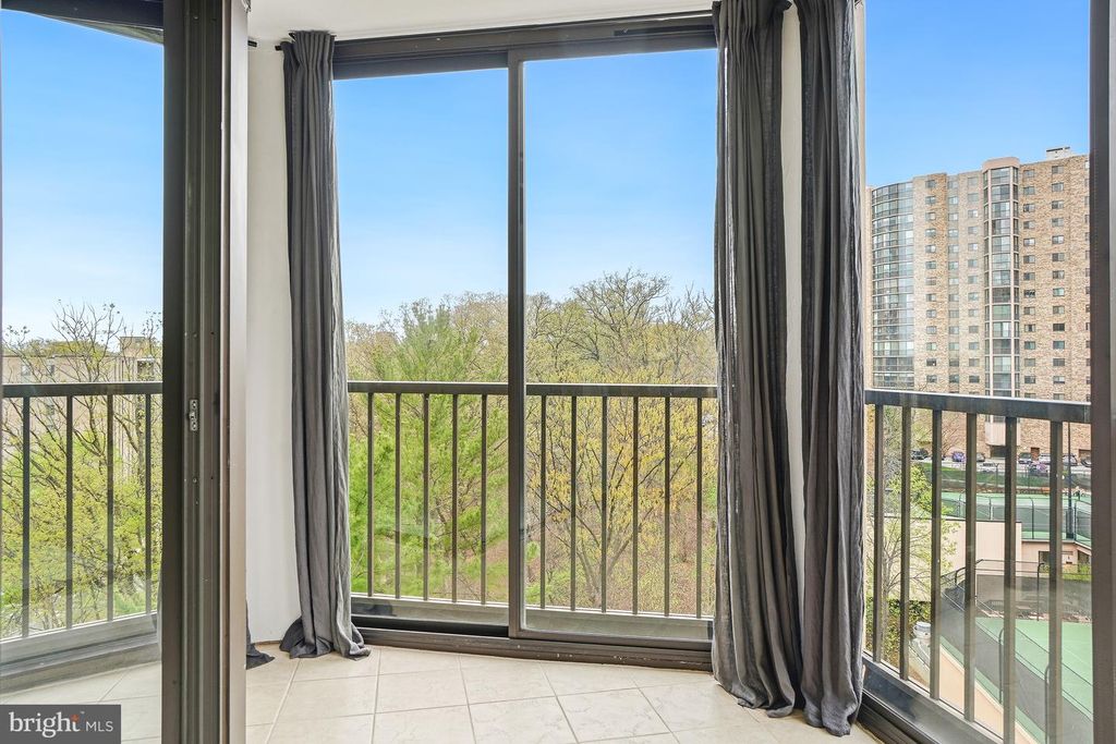 Image 25 of property listing at 5904 MOUNT EAGLE DR #718, Alexandria, VA 22303