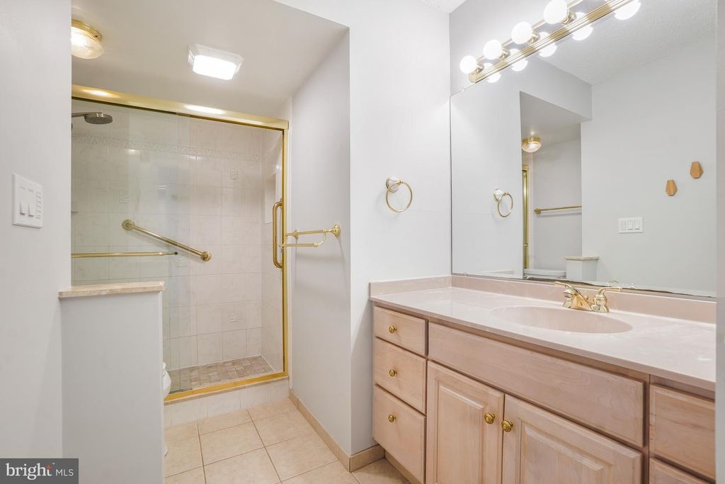 Image 29 of property listing at 5904 MOUNT EAGLE DR #718, Alexandria, VA 22303