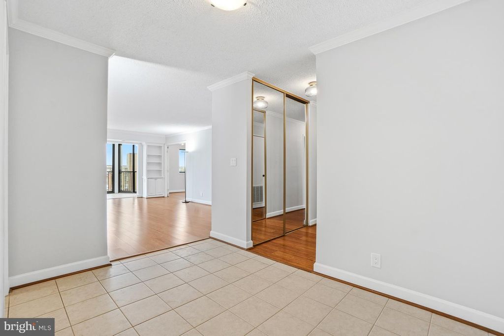 Image 3 of property listing at 5904 MOUNT EAGLE DR #718, Alexandria, VA 22303