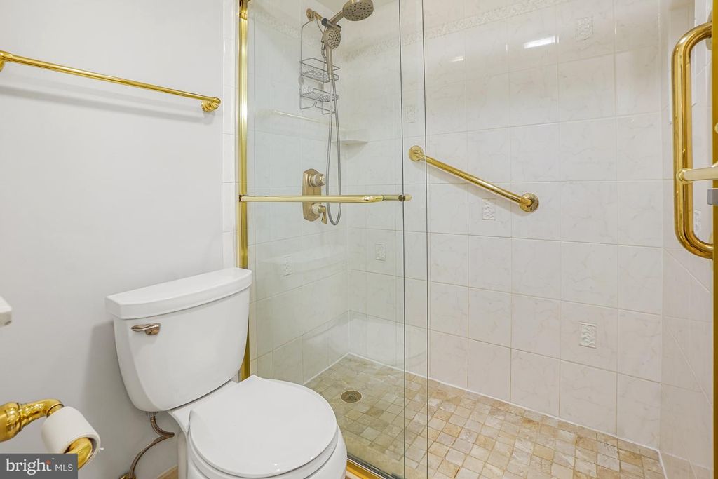 Image 30 of property listing at 5904 MOUNT EAGLE DR #718, Alexandria, VA 22303