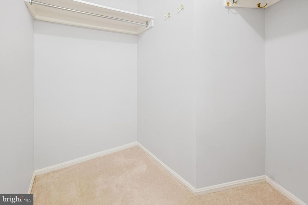 Image 31 of property listing at 5904 MOUNT EAGLE DR #718, Alexandria, VA 22303
